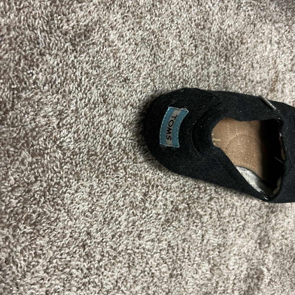 Womens Toms lined shoes